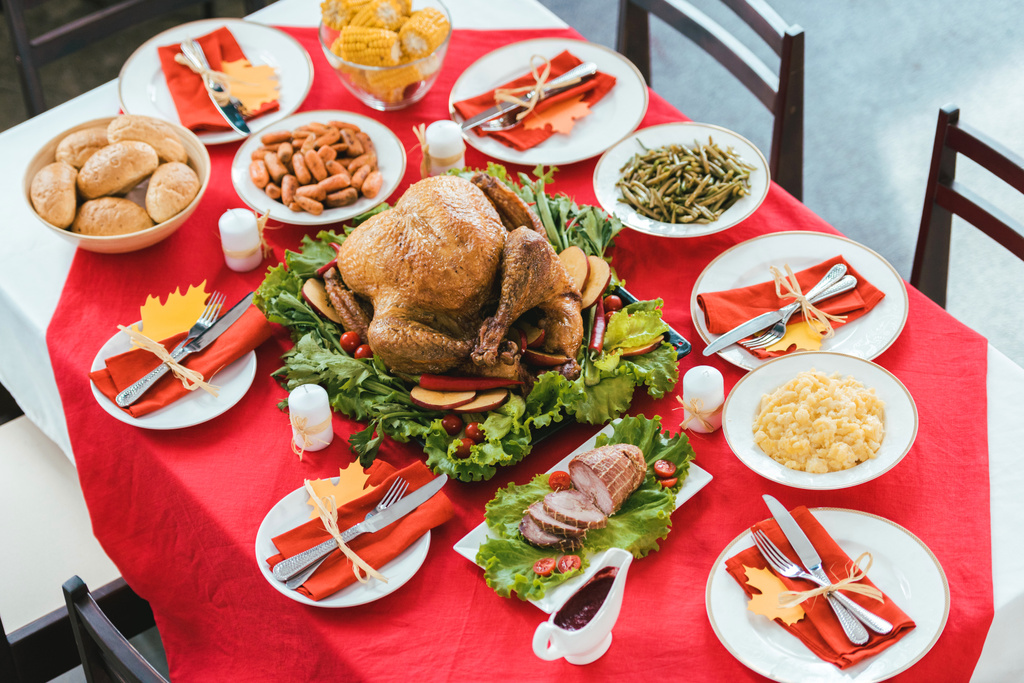 bela mesa de ação de graças com vários pratos deliciosos
 - Foto, Imagem