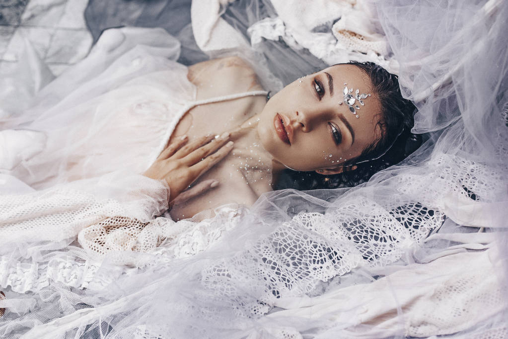 портрет красивої жінки, що лежить у воді з тканиною. концепція моди
 - Фото, зображення