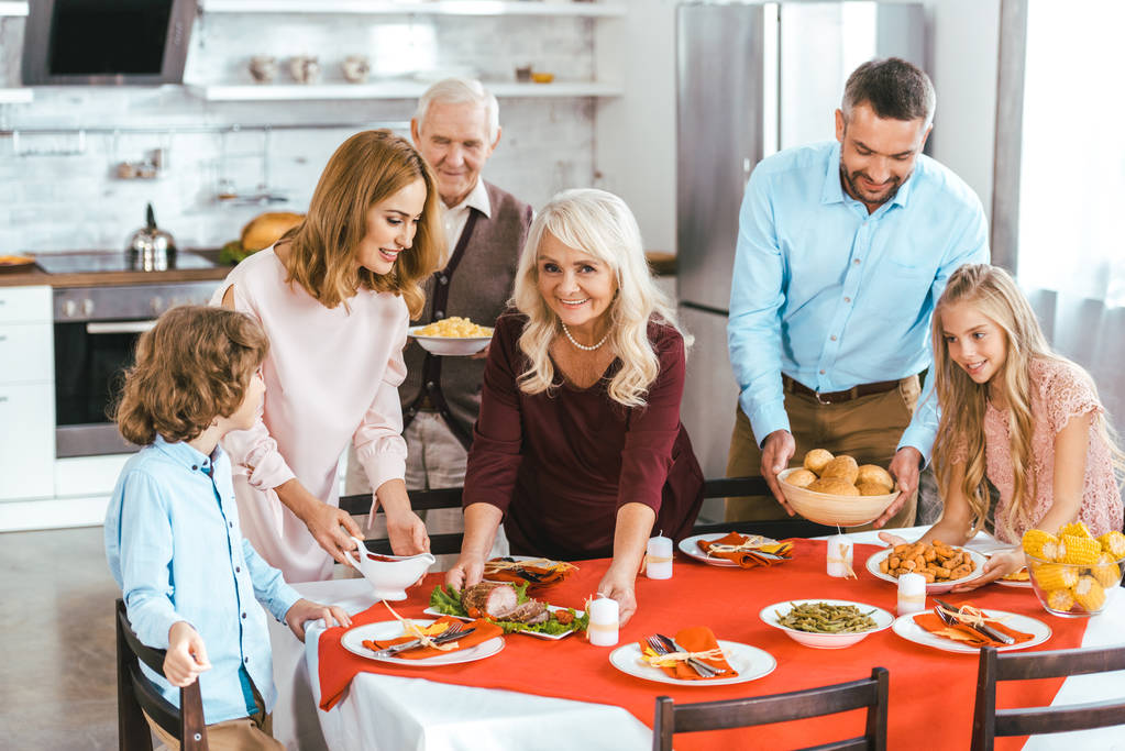 boldog család szolgáló táblázat együtt otthon során thansgiving - Fotó, kép