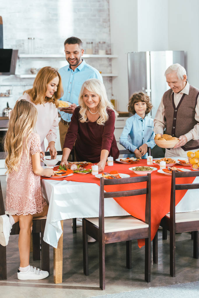 šťastná rodina trávit čas společně doma během thansgiving - Fotografie, Obrázek