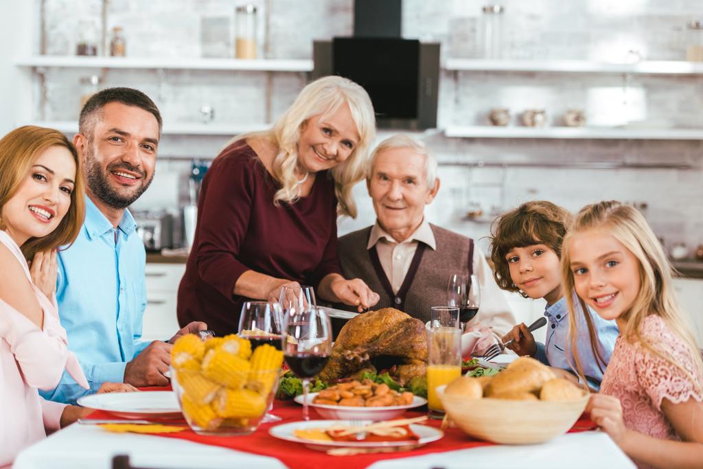 grote familie hebben thanksgiving diner samen thuis en kijken naar camera - Foto, afbeelding