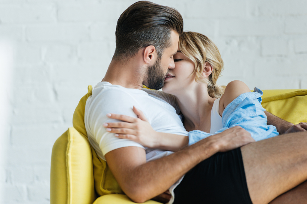 krásná nabídka mladý pár v lásce políbil na gauči - Fotografie, Obrázek