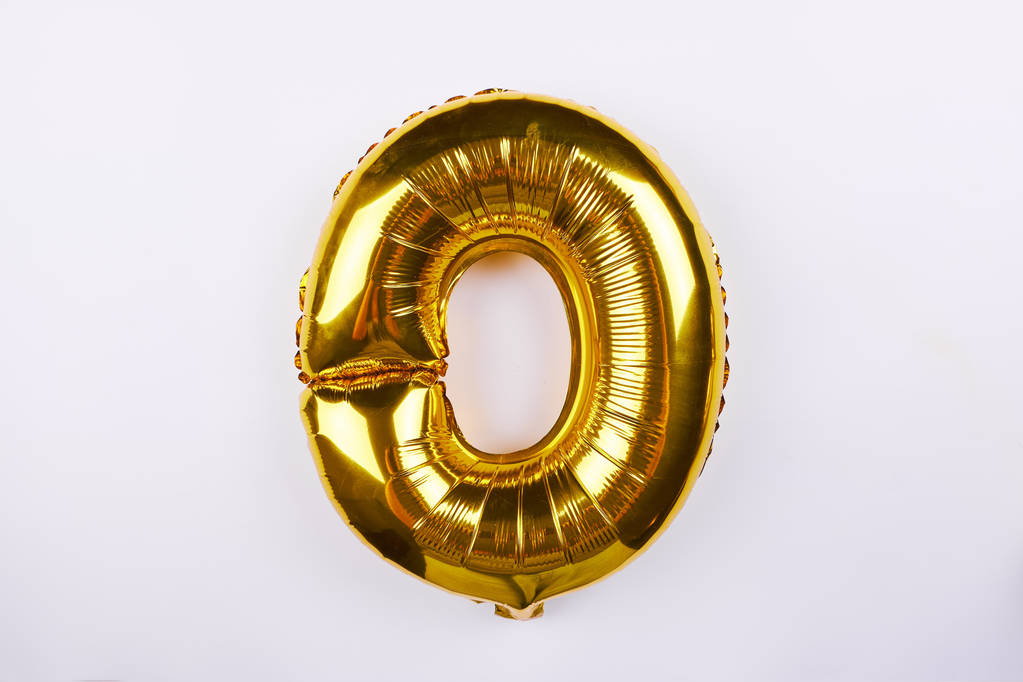 Globo inflable dorado en forma de cero 0 aislado sobre fondo blanco
. - Foto, imagen