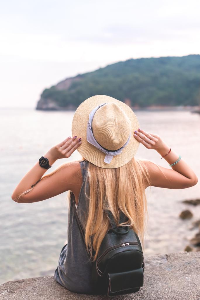 帽子を押したまま Ricardova Glava ビーチ、ブドヴァ、モンテネグロのアドリア海を見て女性の背面図 - 写真・画像