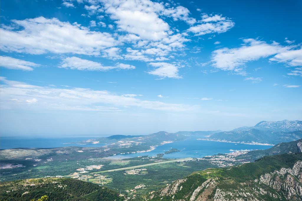 hermosa vista de la bahía de Kotor y el cielo azul nublado en Montenegro
 - Foto, imagen