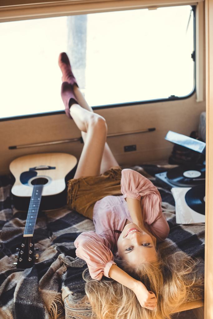 belle fille hippie couché à l'intérieur du camping-car avec guitare acoustique et lecteur vinyle
  - Photo, image