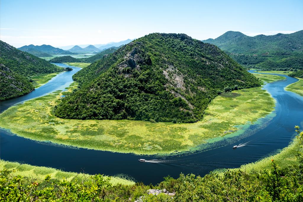 paisaje de azul curvado río Crnojevica y montañas en Montenegro
 - Foto, imagen
