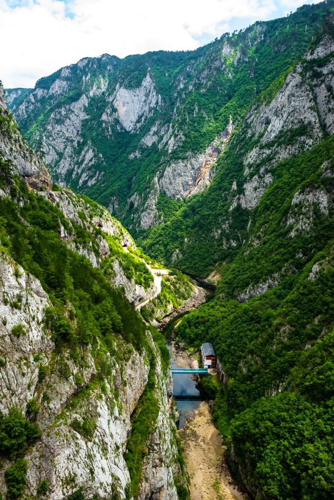 воздушный вид на мост между горами и домом в каньоне Пива в Черногории
 - Фото, изображение