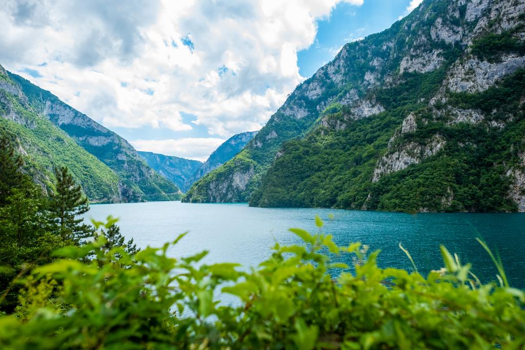 piękny krajobraz jeziora Piva (Pivsko Jezero) w Czarnogórze - Zdjęcie, obraz