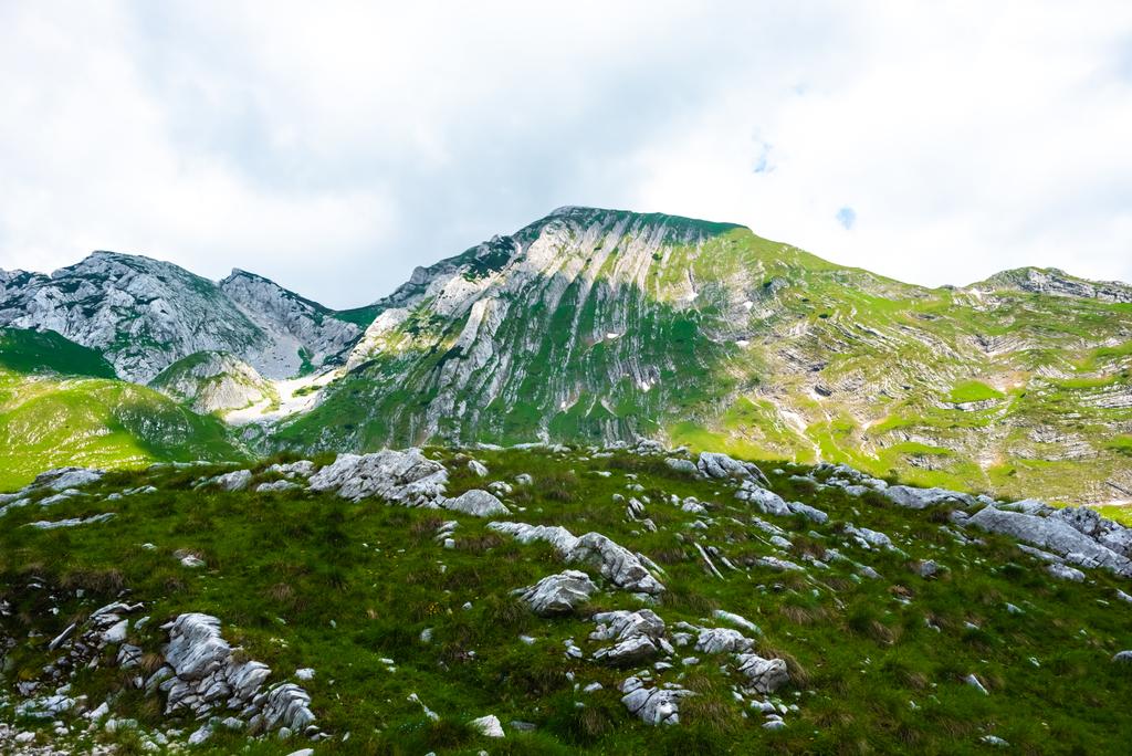 montagnes rocheuses avec des pierres sur le terrain dans le massif de Durmitor, Monténégro
 - Photo, image