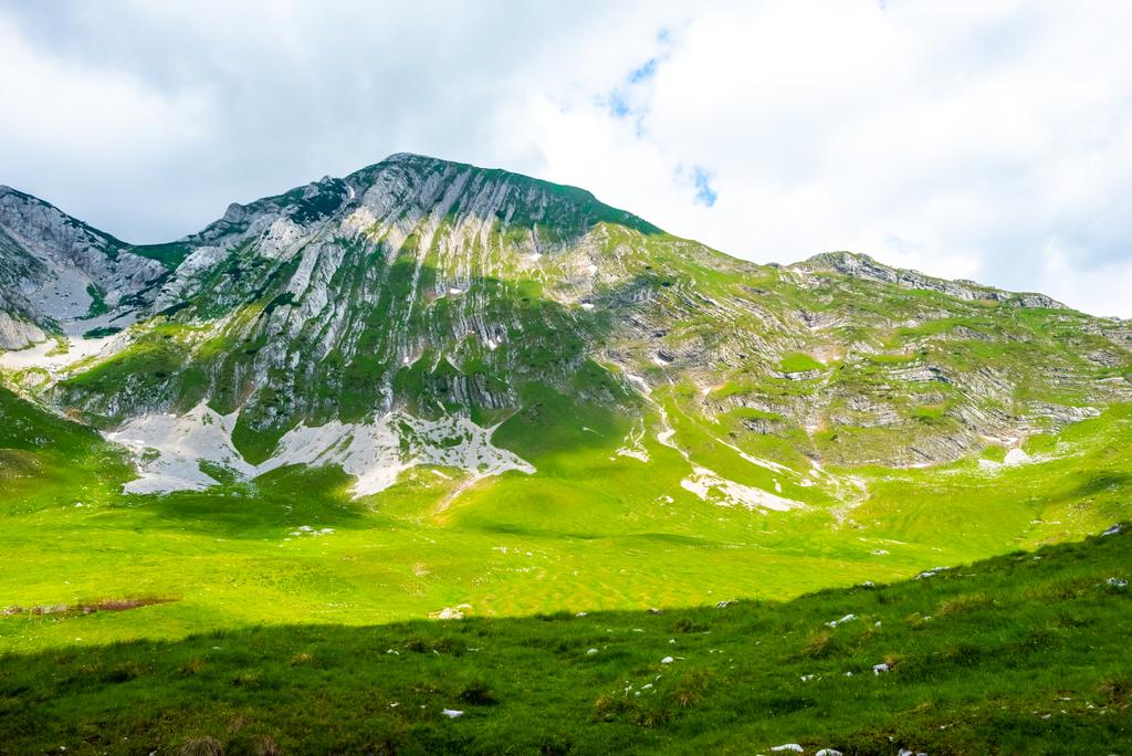 krásné zelené údolí s slunečního záření v masivu Durmitor, Černá Hora - Fotografie, Obrázek