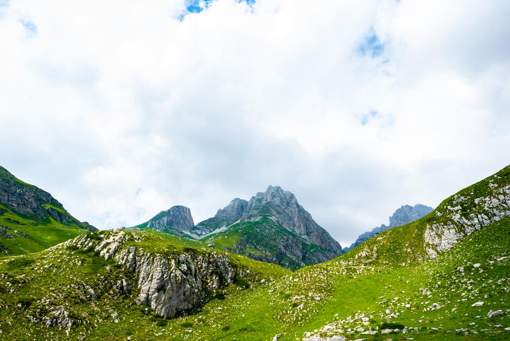 ロッキー山脈 緑の草 ドゥルミトル山地 モンテネグロの曇り空 ロイヤリティフリー写真 画像素材