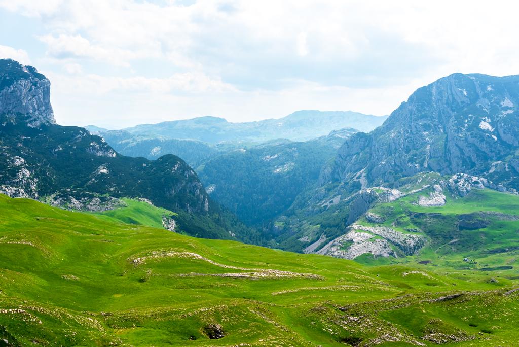wunderschönes grünes Tal und Berge im Durmitor-Massiv, Montenegro  - Foto, Bild
