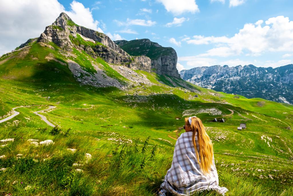 Arkadan Görünüş Durmitor massif, Karadağ dağlarda bakarak battaniye içinde kadın - Fotoğraf, Görsel