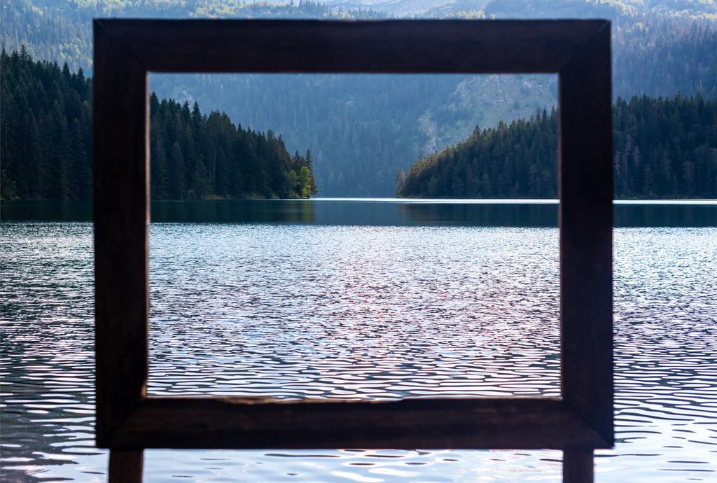 vista a través del marco en el hermoso lago negro glacial en Montenegro
 - Foto, Imagen