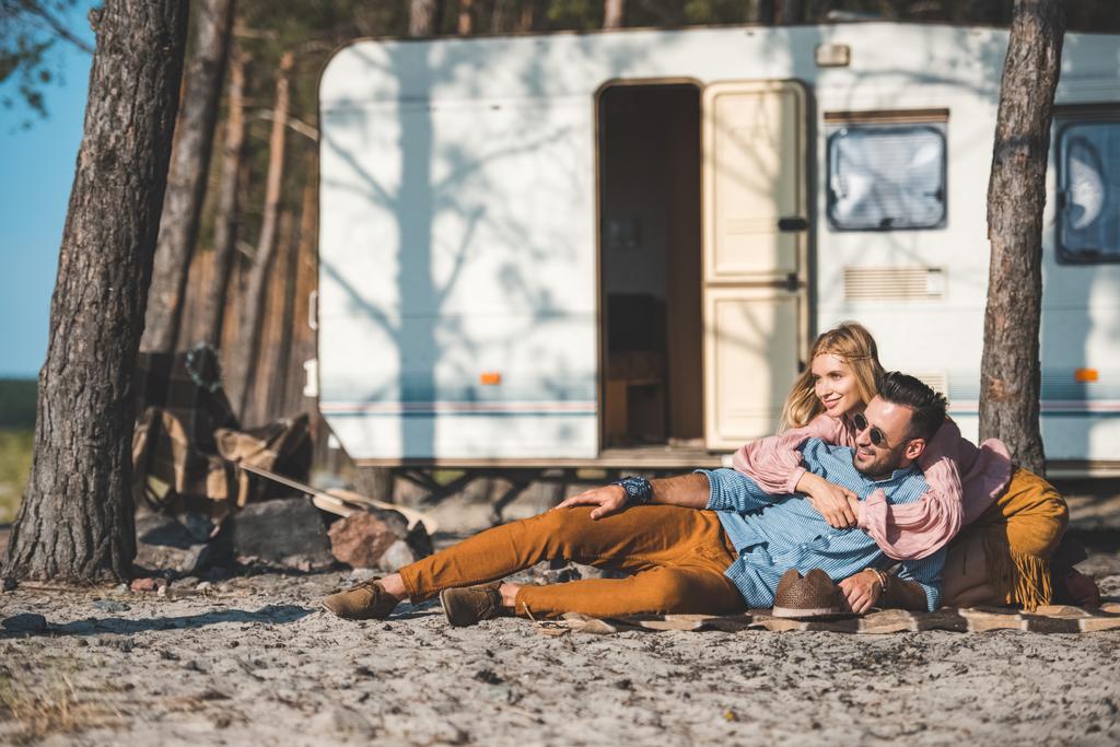 hippie Młoda para relaksujący na koc w pobliżu camper van - Zdjęcie, obraz