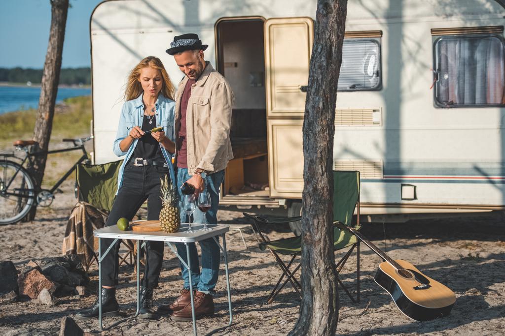 gyönyörű pár miután borral közelében campervan piknik - Fotó, kép