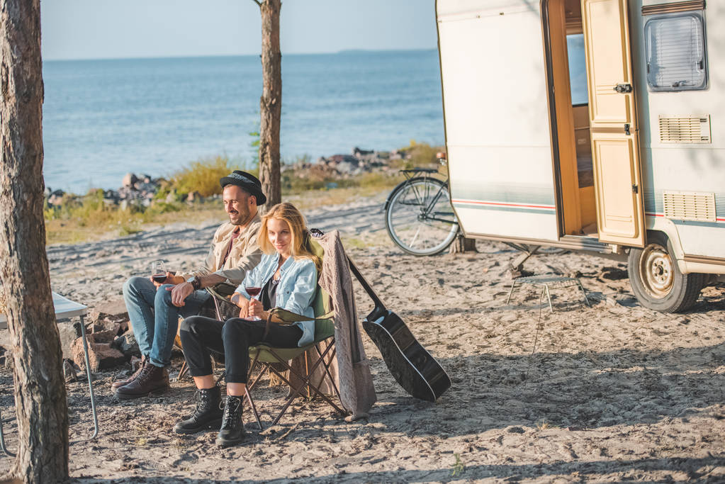 tyttö ja poikaystävä lasit viiniä puhuu aikana piknik lähellä campervan
  - Valokuva, kuva