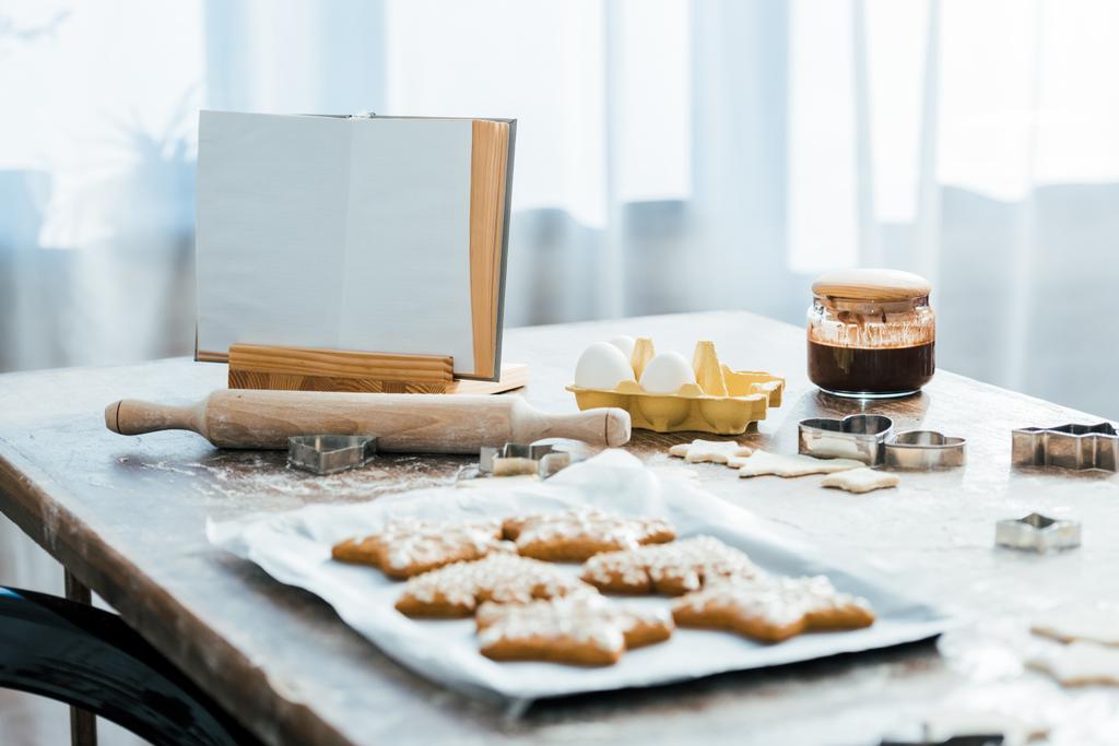 yemek kitabı, zencefilli kurabiye pişirme tepsisi ve malzemeler tablo üzerinde yakından görmek - Fotoğraf, Görsel
