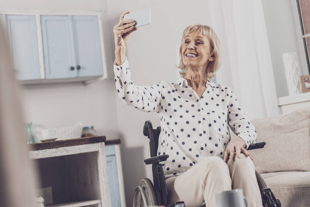 Femme handicapée se sentant heureuse faisant photo mémorable
 - Photo, image
