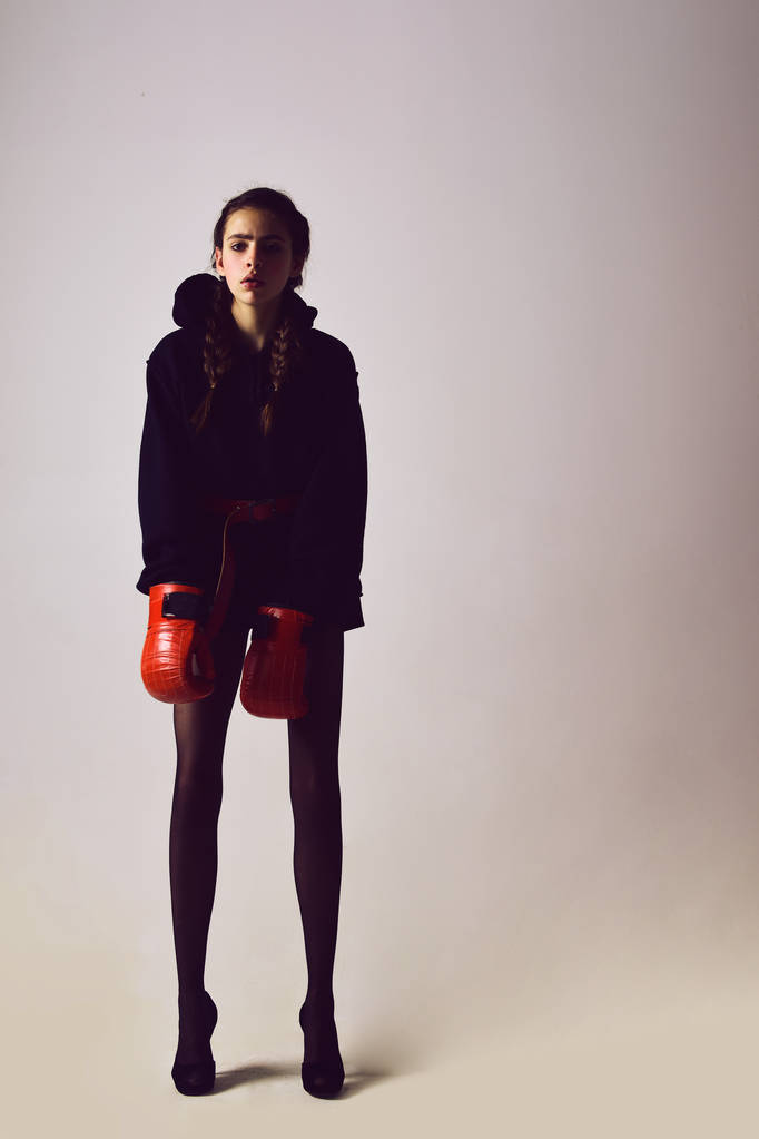 boksör kız kırmızı boks eldivenleri ve ceket - Fotoğraf, Görsel