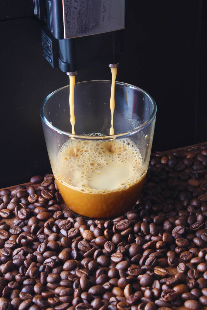 Kaffeeglas Kaffeebohnen auf einem Steinhintergrund eine Kaffeemaschine - Foto, Bild