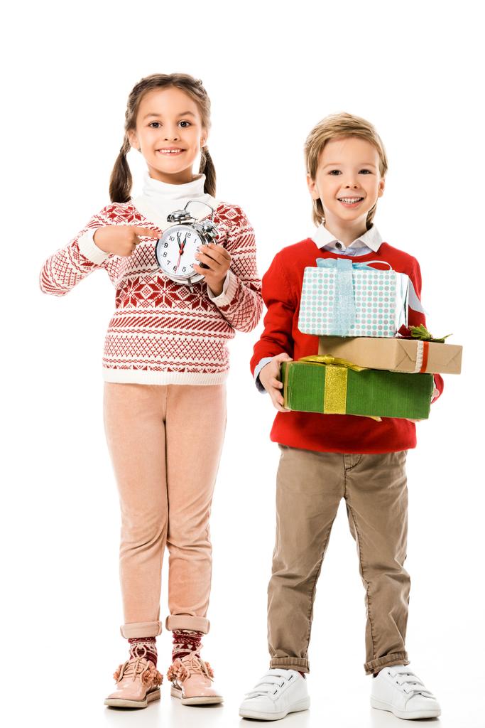 adorables petits enfants avec cadeaux de Noël et réveil isolé sur blanc
 - Photo, image