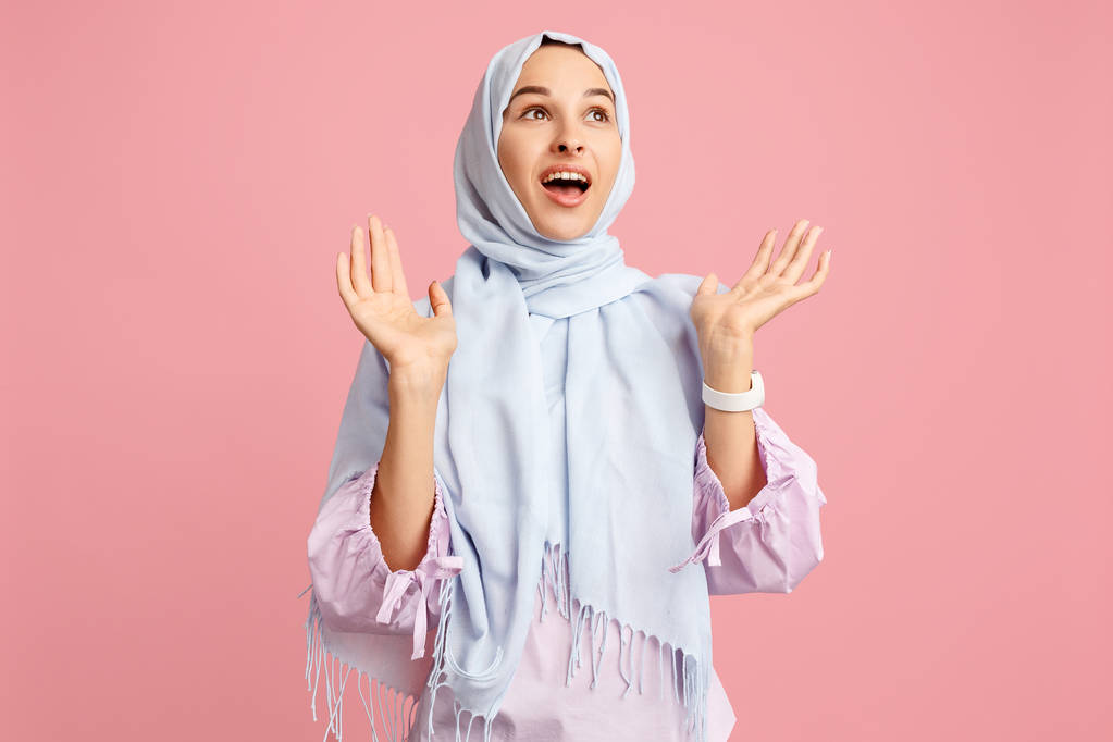 Joyeux arabe en hijab. Portrait de fille souriante, posant au fond du studio
 - Photo, image