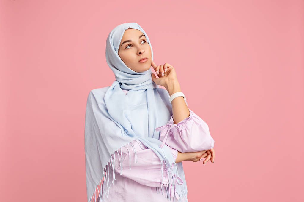 La mujer árabe en hiyab. Retrato de chica seria, posando en el fondo del estudio
 - Foto, Imagen