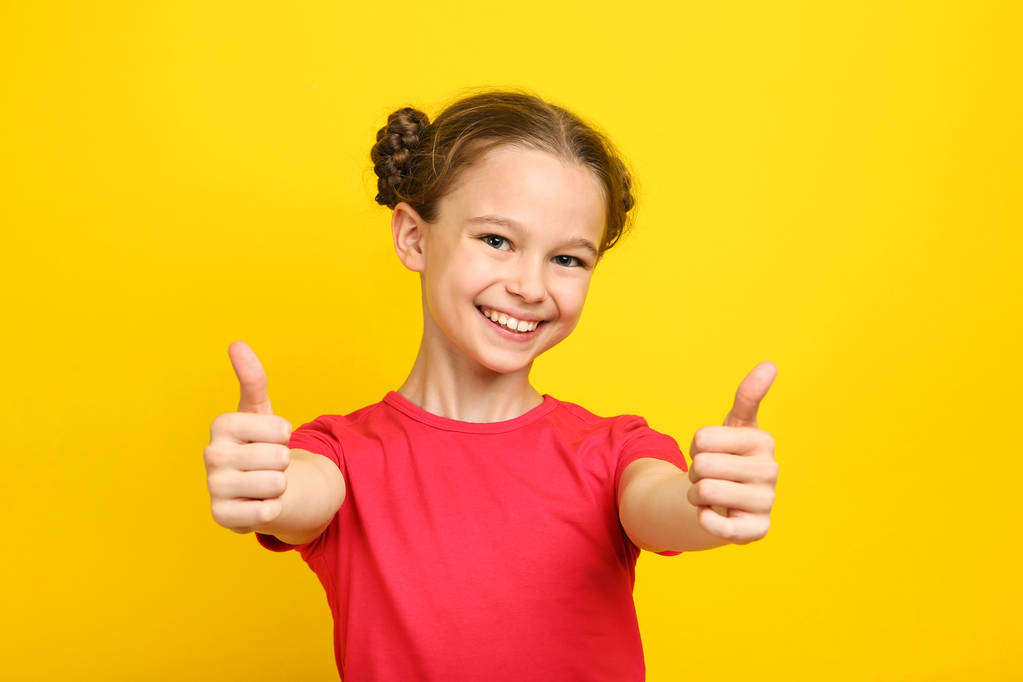 Roztomilá mladá dívka na žlutém podkladu - Fotografie, Obrázek