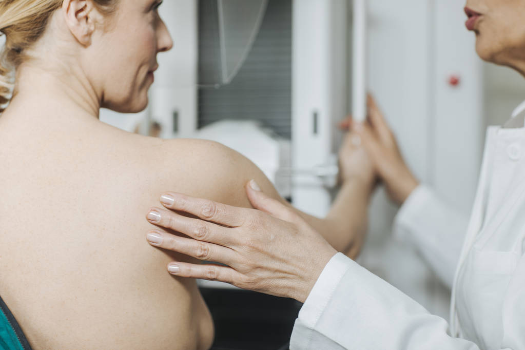 Rückansicht einer Frau beim Mammographie-Screening. - Foto, Bild