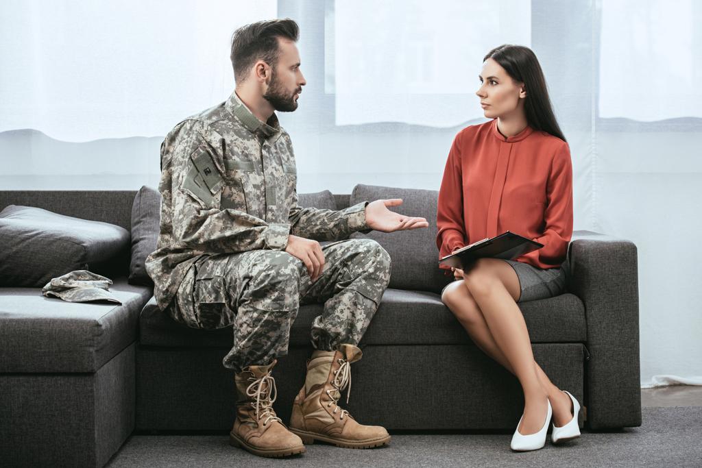psikiyatriste terapisi oturumda konuşan TSSB ile askeri üniformalı asker - Fotoğraf, Görsel