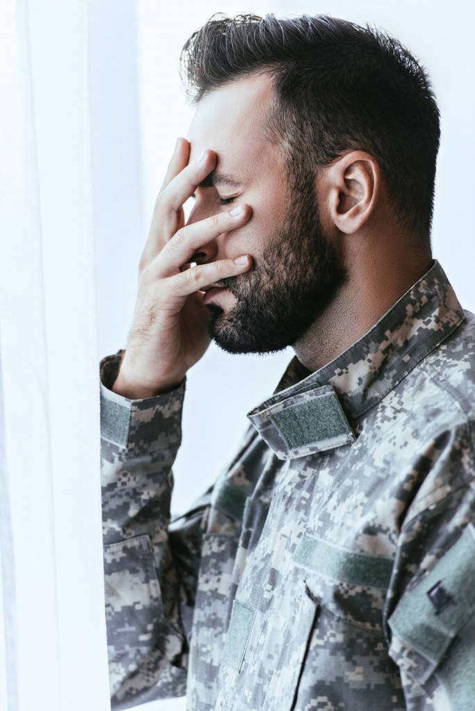 boční pohled na depresi armádní člověka ve vojenské uniformě s posttraumatickou stresovou poruchou - Fotografie, Obrázek