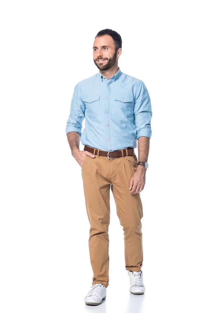 усміхнений бородатий чоловік з рукою в кишені ізольований на білому
 - Фото, зображення