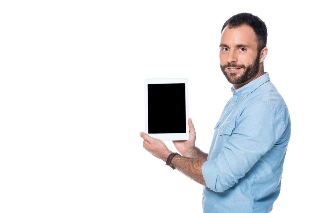 hombre que sostiene el dispositivo digital con la pantalla en blanco aislada en blanco
 - Foto, imagen