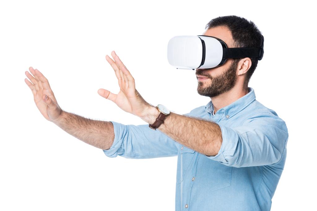 боковой вид человека с помощью технологии VR изолированный на белом
  - Фото, изображение