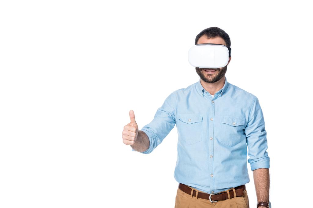 hombre usando tecnología vr y mostrando el pulgar hacia arriba aislado en blanco
  - Foto, Imagen