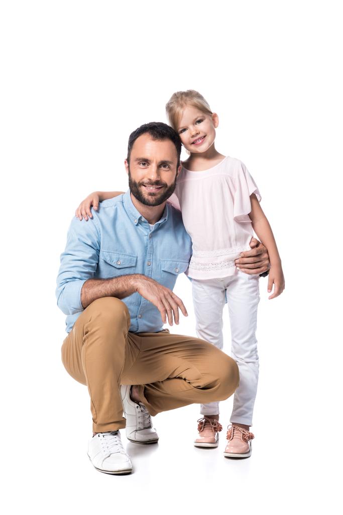 sorridente padre abbracciando figlia isolata su bianco
 - Foto, immagini