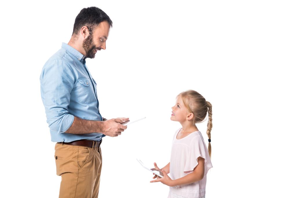 батько і дочка використовують цифрові пристрої ізольовані на білому
 - Фото, зображення