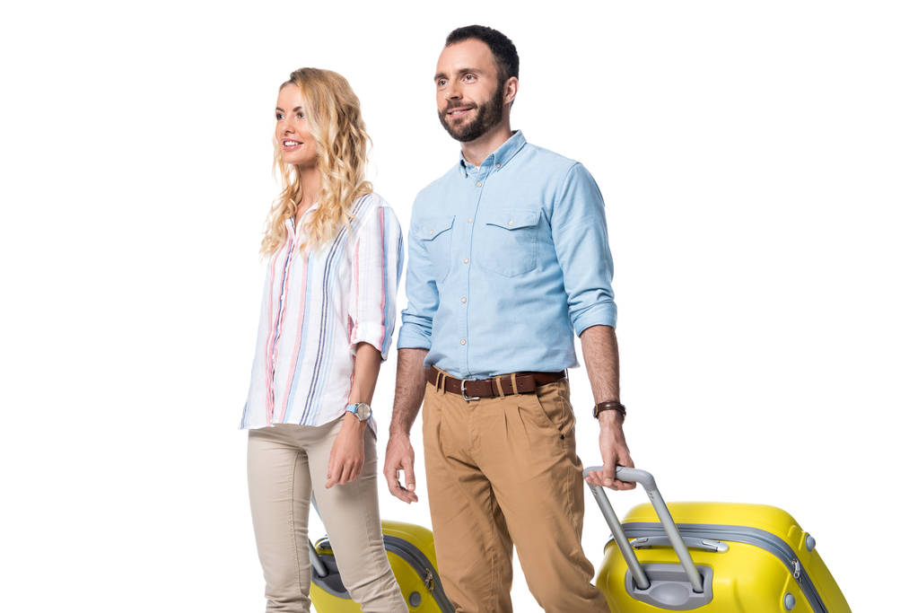 szczęśliwa para z żółtym bagażu na białym tle - Zdjęcie, obraz