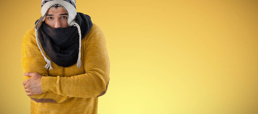 Adam duygu soğuk sarı arka plan karşı portresi - Fotoğraf, Görsel