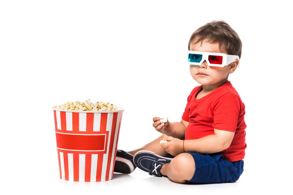 patlamış mısır ve 3d gözlük üzerine beyaz izole çocuk - Fotoğraf, Görsel