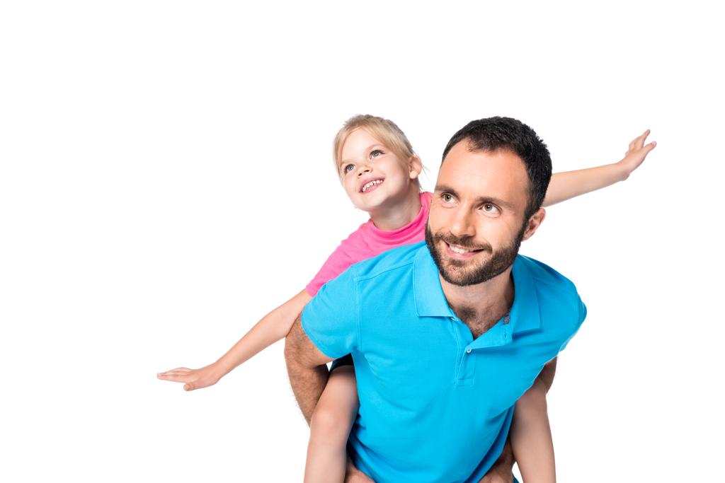 Lächelnder Vater gibt Tochter Huckepack auf Weiß - Foto, Bild