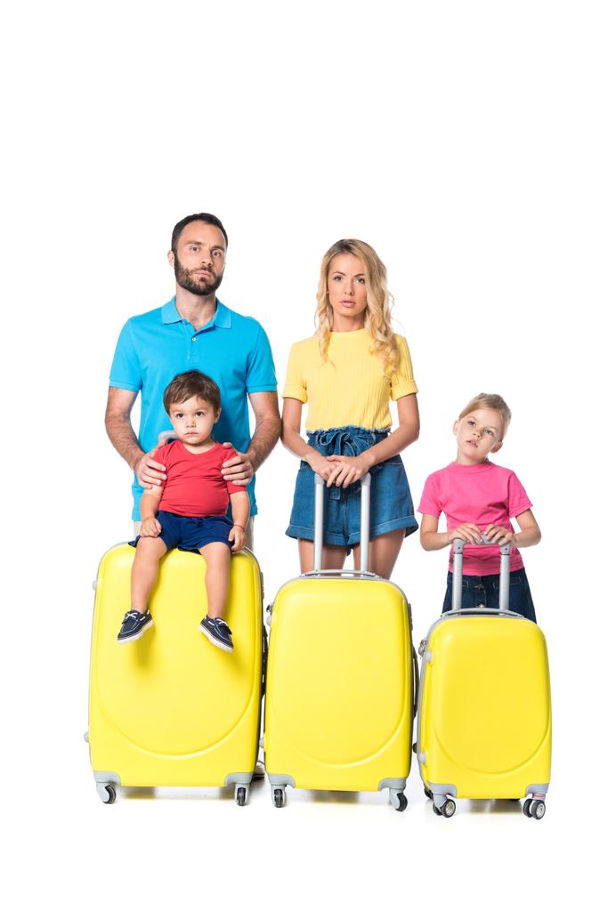 Вид спереди семьи с желтыми чемоданами, изолированными на белом
 - Фото, изображение
