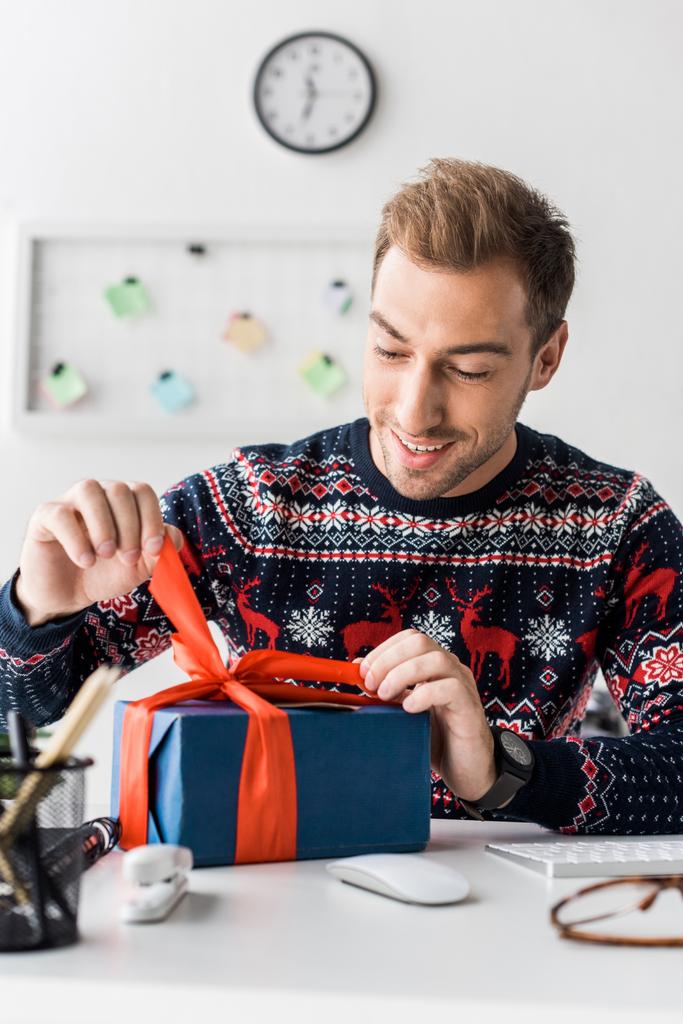 homme d'affaires heureux dans la boîte cadeau d'ouverture de pull de Noël
   - Photo, image