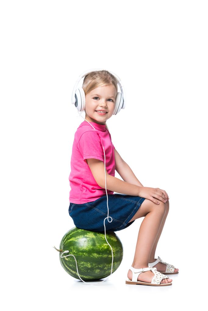χαμογελαστό παιδί που ακούει μουσική με ακουστικά που απομονώνονται σε λευκό, τεχνολογία - Φωτογραφία, εικόνα