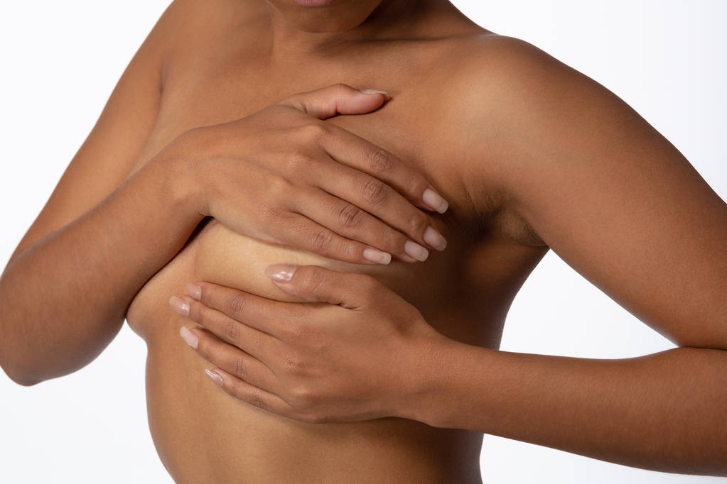 Shirtless žena pro prsu povědomí na bílém pozadí - Fotografie, Obrázek