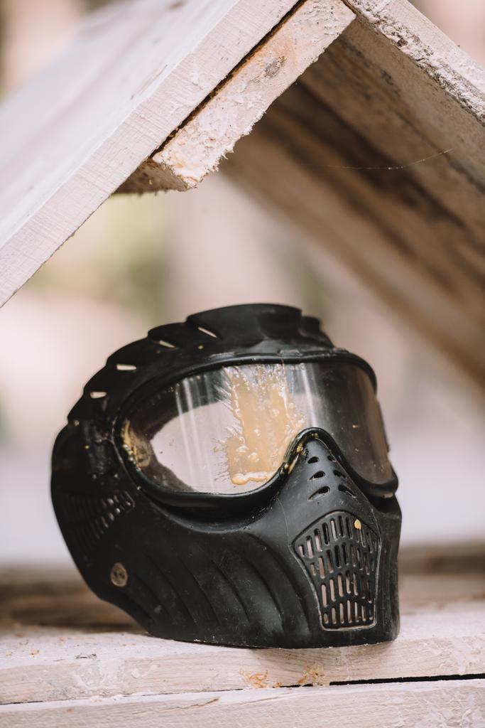 επιλεκτική εστίαση της προστατευτική μάσκα που καλύπτονται από paintball πιτσιλιά σε εξωτερικούς χώρους  - Φωτογραφία, εικόνα