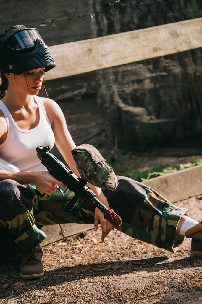 白一重項および屋外のペイント ボール銃を保持しているゴーグル マスクで女性 paintballer - 写真・画像