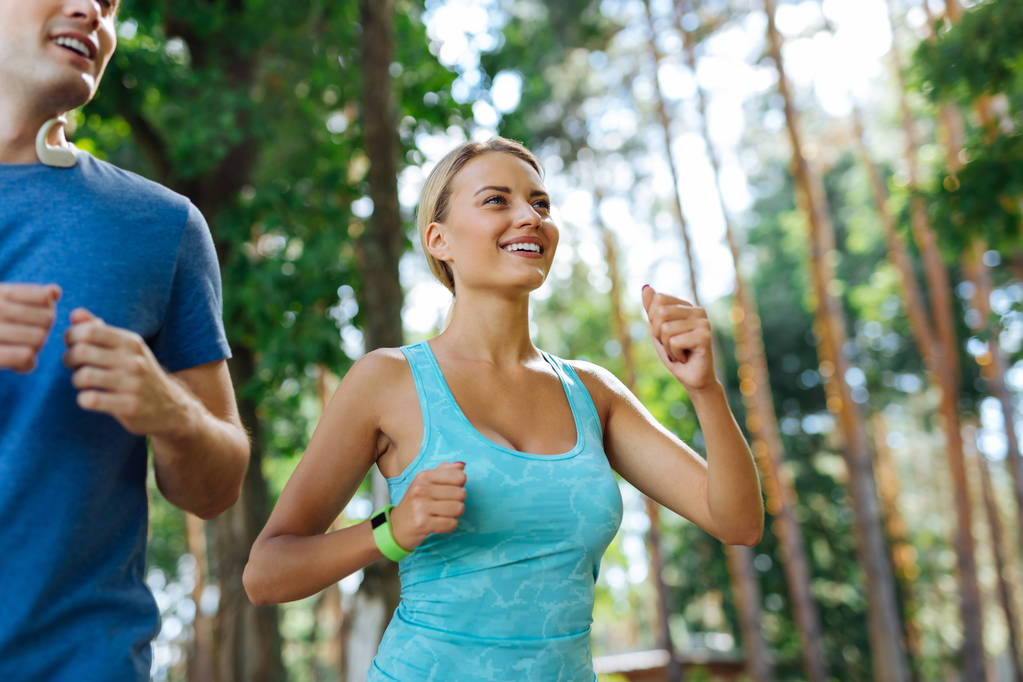 Счастливые позитивные люди, бегущие вместе на свежем воздухе
 - Фото, изображение
